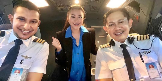 Fitri Carlina Unggah Foto Bareng Suami di Pesawat 'Nengok Kantor Baru Ayah'