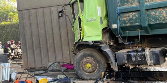 Penyebab Truk Tabrak Tiang di Cibubur yang Bikin Macet Total Jalan Transyogi