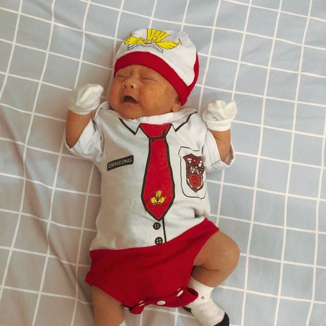 potret menggemaskan 4 bayi artis yang dipakaikan seragam sd terbaru rayyanza