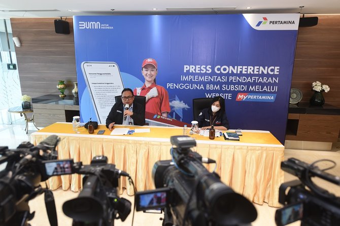 corporate secretary pertamina patra niaga irto ginting saat press conference