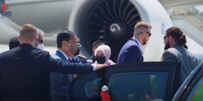 Terungkap Bule Gondrong Jaga Ketat Jokowi di Bandara Polandia Ternyata Secret Service