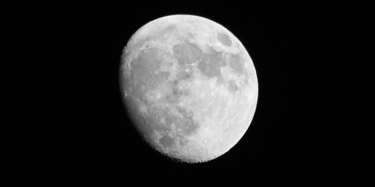 Roket Misterius Hantam Bulan, Ciptakan Kawah Ganda