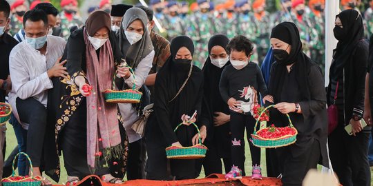 Duka Keluarga Iringi Pemakaman Tjahjo Kumolo di TMP Kalibata