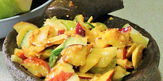6 Resep Bumbu Rujak Buah Simple, Cocok untuk Camilan Siang Hari