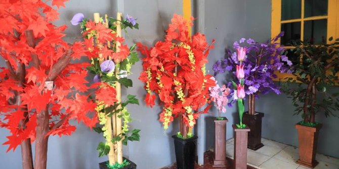 Warga Tangerang Ubah Limbah Kayu Jadi Hiasan Bunga Cantik, Omzetnya Rp15 Juta Sebulan