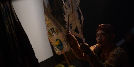 Menyaksikan Pementasan Wayang Kulit Jagad Sandya Legenda