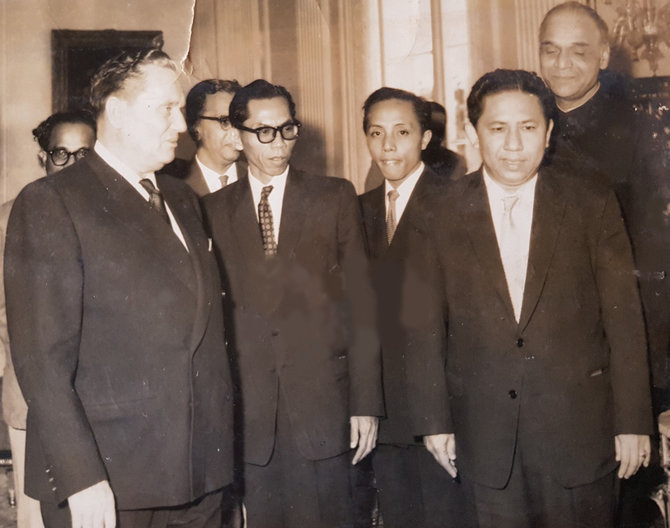 pemred suluh indonesia satya graha tengah usai mewawancarai presiden broz tito di yugoslavia