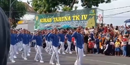 Momen Parade Jalanan Kirab Kelulusan Taruna Akmil TNI, Para Perwira Baru Siap Tempur