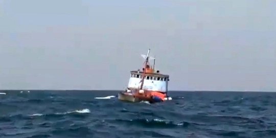 Kapal Pencari Cumi Tenggelam di Laut Arafura, 15 Orang Hilang