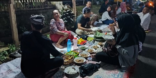 Tradisi Tumpeng Sewu, Selamatan Desa Menyantap Kuliner Pecel Pitik khas Banyuwangi