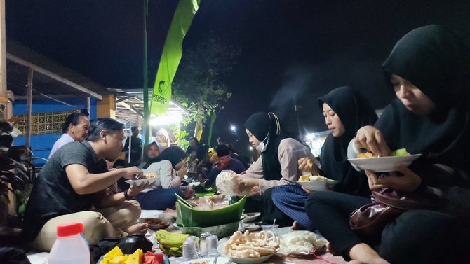 tradisi tumpeng sewu selamatan desa menyantap kuliner pecel pitik khas banyuwangi