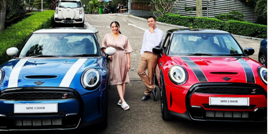 Foto di Depan Dua Mobil Mewah, Penampilan Nagita Slavina Bikin Salah Fokus