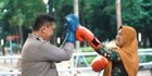 Emak-Emak Berani Banget Tinju Pati Polri di Atas Ring, Irjen Fadil Bertahan