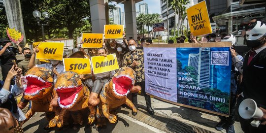 Aksi Aktivis Tuntut Hentikan Pendanaan Batu Bara di Sudirman