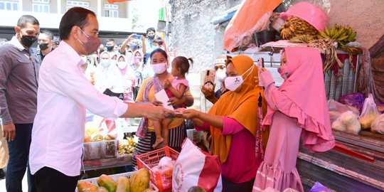 Bagikan Bansos di Semarang, Jokowi: Jangan Dibelikan Handphone Apalagi Pulsa