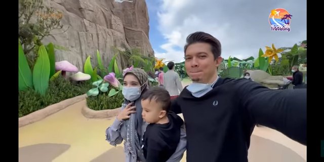 Potret Zaskia Sungkar dan Irwansyah Liburan di Malaysia, Baby Ukkasya Curi Perhatian