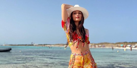Potret Cinta Laura di Spanyol, Super Kece Sampai Disebut 'Miss Universe Lagi Liburan'