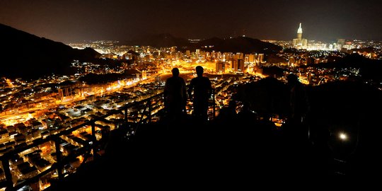 Keindahan Malam Kota Suci Mekkah dari Puncak Jabal Nur