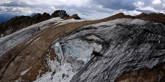 Penampakan Gletser Terbesar di Pegunungan Alpen Italia Runtuh Akibat Cuaca Panas