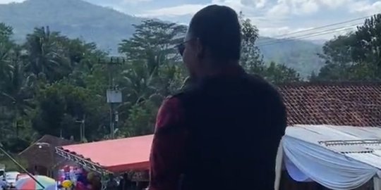 Viral Panggung di Acara Pernikahan Setinggi Atap Rumah, Bikin Heran