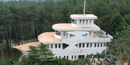 Potret Megah dan Unik Masjid Kapal di Tengah Hutan Mojokerto yang Instagramable Abis Potret Megah dan Unik Masjid Kapal di Tengah Hutan Mojokerto yang Instagramable Abis