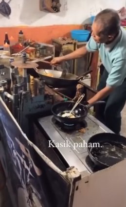 video viral pria tua penjual nasi goreng asik joget sambil memasak