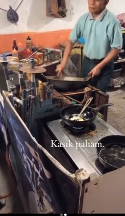video viral pria tua penjual nasi goreng asik joget sambil memasak