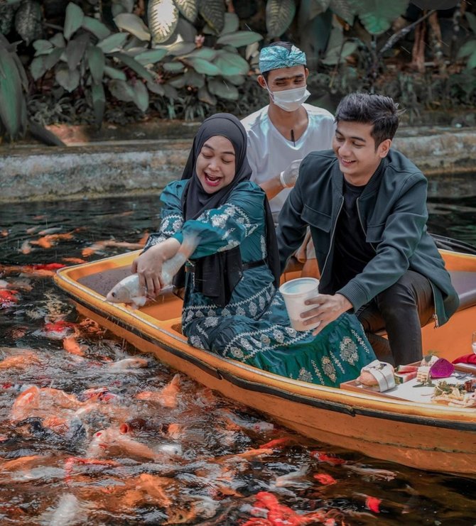 berpose mermaid ini potret ria ricis liburan di pantai saat hamil besar