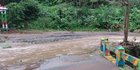 Jalan Terendam Banjir Memaksa Warga Banyuwangi Memutar Rute Perjalanan 14 KM