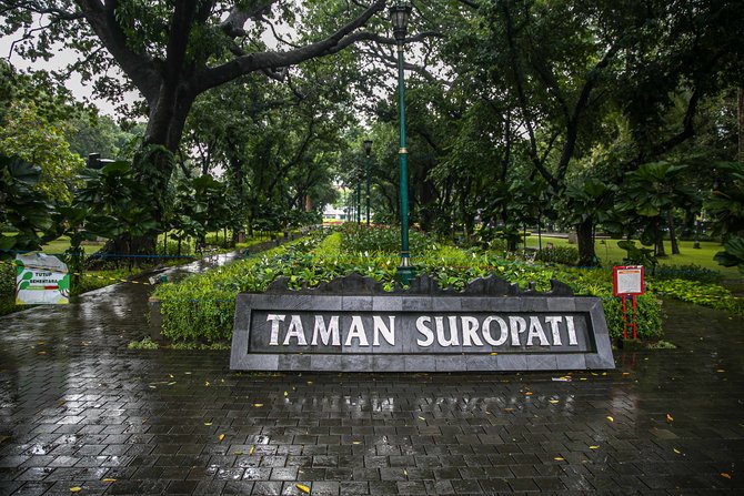 suasana sepi taman menteng