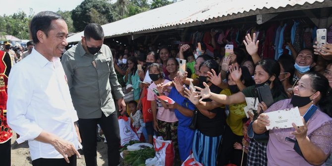 Kunjungi Pasar Alasan di Nias, Jokowi Belanja Pisang Rp50 Ribu