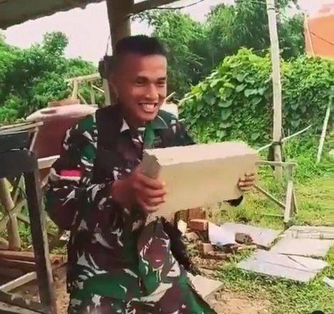 canggih prajurit tni ini pecahkan batako pakai kepala