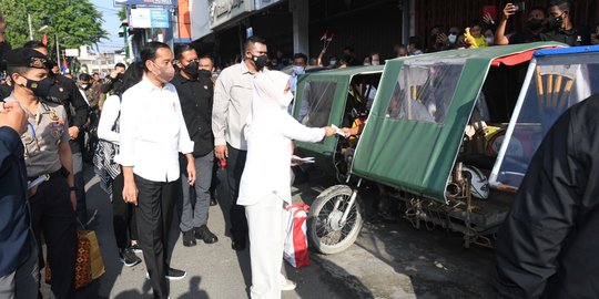Jokowi dan Iriana Beli Sate, Buah hingga Bagikan Bantuan di Pasar Petisah Medan
