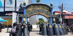 Foto-Foto Polisi Kepung Pesantren di Jombang Tangkap Anak Kiai DPO Kasus Pencabulan