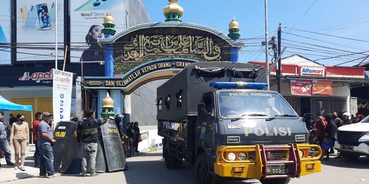 Halangi Polisi Jemput Anak Kiai Jombang DPO Pencabulan, Puluhan Orang Diangkut 3 Truk
