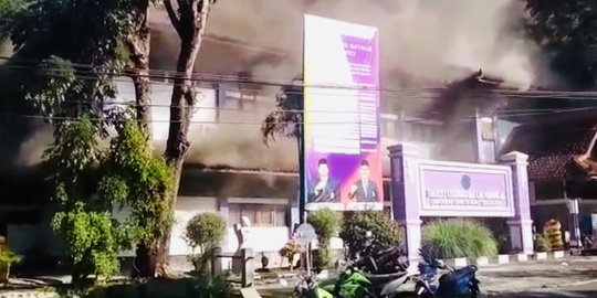 Diduga Korsleting, Gedung A FKIP Universitas Sebelas Maret Solo Terbakar