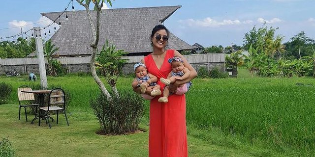Potret Zivanna Letisha Momong Si Kembar saat Liburan, Gemas Cosplay Jadi Ariel