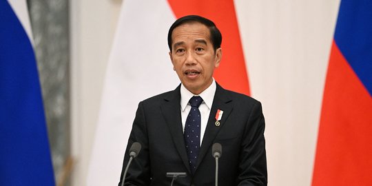 Jokowi Beri Tanda Kehormatan Satyalencana Wira Karya ke 6 Bupati