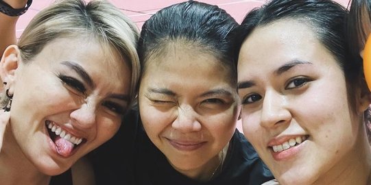 Aksi Kocak Agnez Mo Main Badminton Lawan Raisa, Selebrasi Dance Bikin Netizen Tertawa