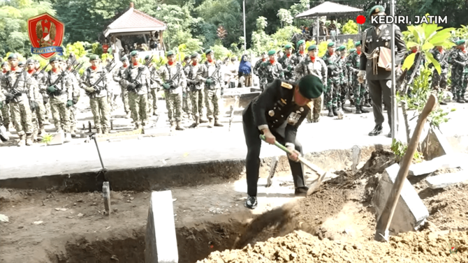 letjen maruli ikut jongkok menghibur keluarga mendiang korban kkb