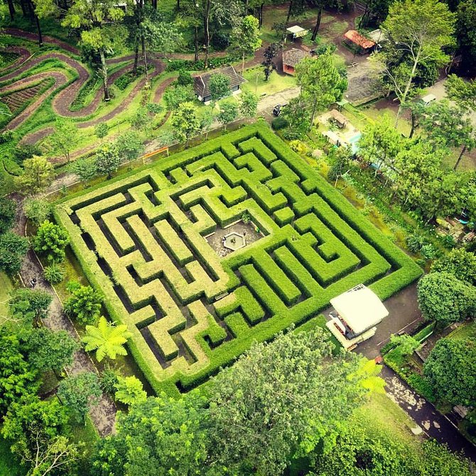 taman labirin di kawasan air terjun coban rondo