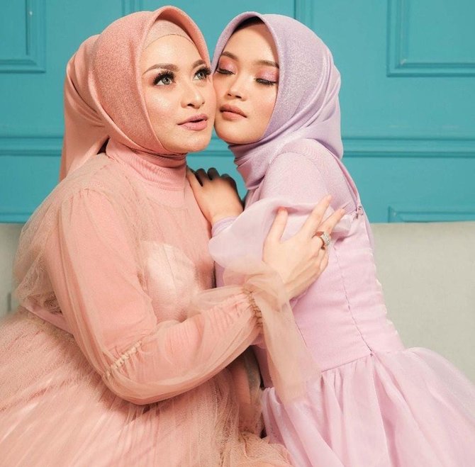 5 potret kebersamaan nathalie holscher dan putri delina yang terasa begitu hangat