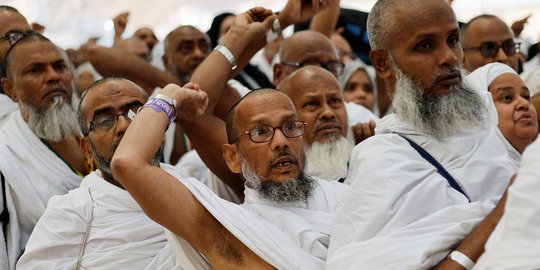 Melihat Jemaah Haji Laksanakan Lempar Jumrah di Mina