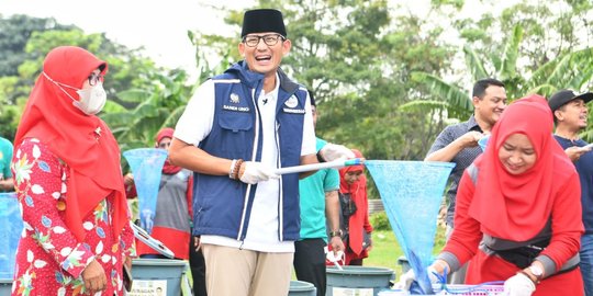 Panen Ikan Lele, Sandiaga: Tingkatkan Penghasilan Warga Cakung