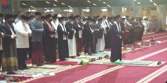 Momen Jokowi Salat Iduladha Bareng Prabowo di Istiqlal