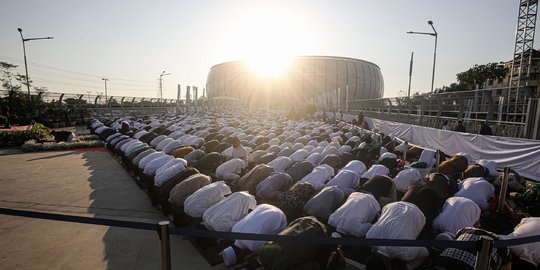 Kekhusyukan Jemaah Salat Iduladha 1443 H di Stadion Jakarta Internasional