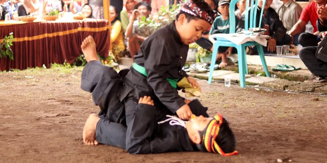 Tradisi Pencak Sumping saat Iduladha di Banyuwangi, Pemenang Sumpal Lawan dengan Kue