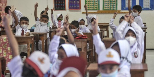 Antusias Murid Kelas 1 SD di Hari Pertama Sekolah