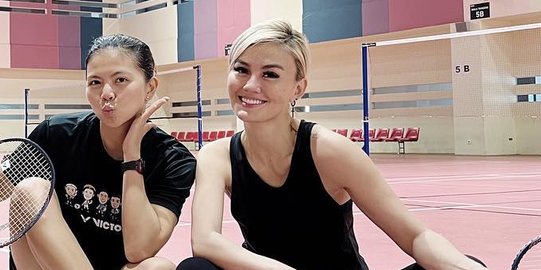 Bersahabat Sejak Lama, Ini Potret Agnez Mo dan Greysia Polii Main Badminton Bareng