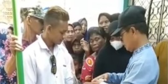 Berpenampilan Keren Pria Ini Antri Ambil Daging Qurban, Ending-nya Nyesek Banget